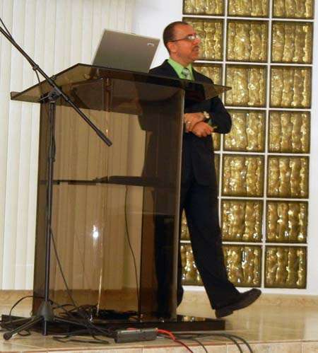 Jorge Ginés López en el púlpito de la Iglesia de Cristo, Ave. Teniente Nelson Martínez, Alturas de Flamboyán, Bayamón, Puerto Rico. El hermano Ginés López es diácono de la congregación, desempeñando en ella varios ministerios, al igual que en la Escuela de Estudios Bíblicos Avanzados de las Iglesias de Cristo en Puerto Rico.