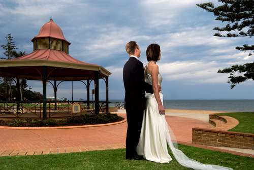 Una pareja se casa frente al mar -fotografía que ilustra Ceremonias nupciales disponibles en www.editoriallapaz.org