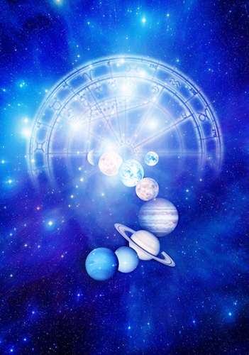 En esta elegante gráfica, un gran reloj ocupa en centro contra un trasfondo estrellado de azul profundo, mientras planetas del sistema solar se alinean desde el centro del reloj hacia primera plana.