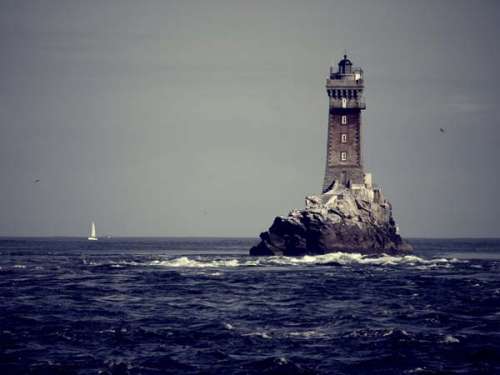 Esta fotografía de un faro cuya potente luz sirve para orientar a los barcos que van cruzando el mar ilustra la Lista de ficheros de imágenes (diapositivas) para cada estudio de la serie Estudios sobre Efesios, en editoriallapaz.