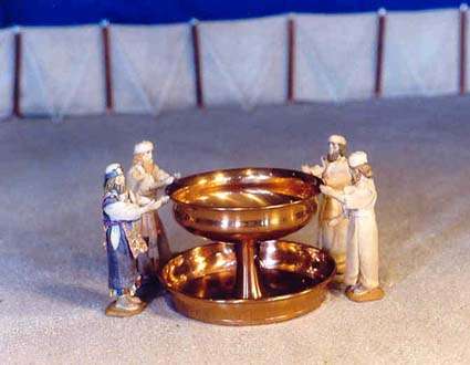 Vista de la fuente y a unos sacerdotes levíticos purificándose, imagen para El tabernáculo-templo como símbolo del más amplio y más perfecto tabernáculo de la Era Cristiana, en editoriallapaz.org.