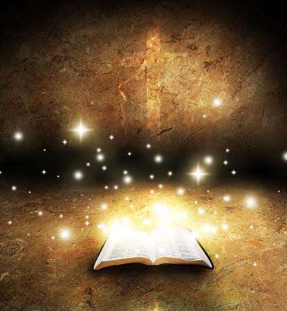Una Biblia abierta con estrellas encima contra un bello trasfondo dorado-negro y una cruz en el área superior ilustra el estudio sobre Diezmos, séptimos días y sacerdocios estilo levítico abolidos por Cristo; también el decálogo, en editoriallapaz.