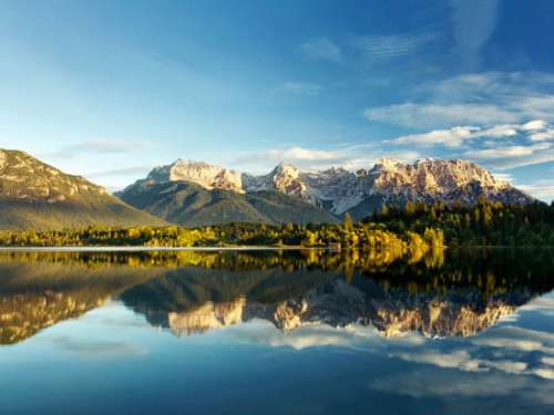 Este paisaje de cielos despejados y montañas reflejadas en aguas tranquilas ilustra el sermón ¡Glorioso!, en particular, la Página de imágenes en PDF para el mensaje disponibles a través de un Carrusel de las imágenes.