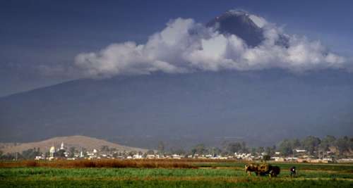 Un agricultor arra campos en la cercanía de Puebla, México en esta fotografía que da vida al Índice L de temas bíblicos en Editorial La Paz, editoriallapaz.org