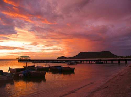 La bahía de Montecristi, República Dominicana, se ve en esta fotografía de mucho colorido, la que embellece el Índice N de temas bíblicos en Editorial La Paz, editoriallapaz.org