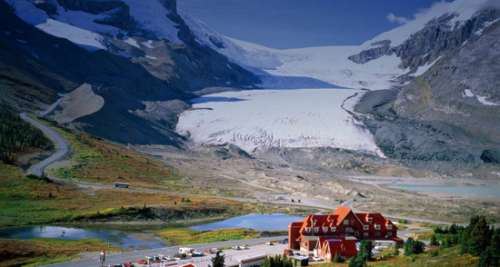 Una fotogrrafía de Icefields Parkway, con un gran glacier y un pintorrezco hospedaje embellece el Ïndice P de temas bíblicos de editoriallapaz.org