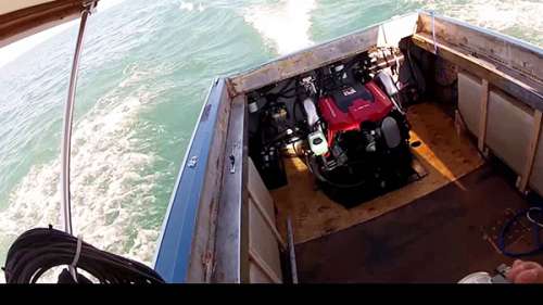 Un motor instalado en un barco de vela ilustra el tema El deber del hombre, en el que el Deber es representado como un motor fuerte y confiable, en editoriallapaz.