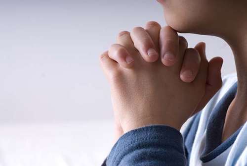 This picture of a young person praying illustrates Commuion Without Barriers, the opening prayer of a bilingual -English-Spanish- service of the West Broward Church of Christ, Plantation, Florida. Esta fotografía un joven que ora ilustra Comunión sin barreras, la oración de apertura de un servicio bilingüe -español-inglés- de la Iglesia de Cristo West Broward, Plantation, Florida.