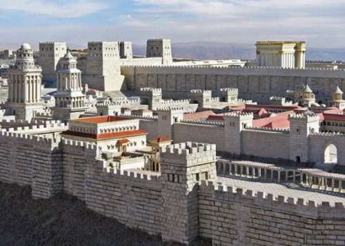 En primera plana, el grandioso Palacio de Herodes el Grande en Jerusalén, y a poca distancia del Palacio, el alto y elegante Templo de los judíos, con sus espaciosos atrios y bellos pórticos. “…qué edificios…”, dijo uno de los discípulos del Señor, quien señaló a “estos grandes edificios” en su profecía sobre la destrucción del templo y la ciudad de Jerusalén.