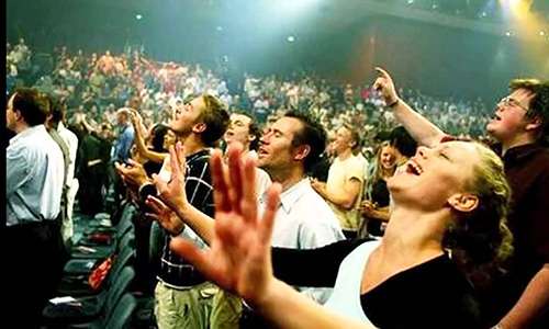 otografía de pentecostales en el acto de alabar. Levantando manos, orando, gimiendo, llorando, aun gritando, todos a la vez, son acciones características de la inmensa mayoría de los pentecostales y carismáticos en todo el mundo. Atribuyen estas manifestaciones al poder del Espíritu Santo, creyendo que él more en ellos.