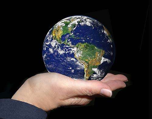 En esta gráfica, el planeta Tierra es sostenido en la palma de una mano humana, ilustración para el artículo Los folletos para evangelizar y edificar: ¿está usted usándolos sabiamente?