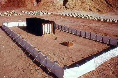 En esta proyección gráfica del tabernáculo de Israel, levantado en terrenos desérticos, durante las peregrinaciones de aquel pueblo entre el monte de Sinaí y la Tierra prometida, el altar de holocaustos se ve en primera plana. Luego, la fuente de purificación, un tanto a la izquierda y más cerca del tabernáculo. Entonces, el propio tabernáculo, compuesto del Lugar Santo y el Lugar Santísimo, cubiertos de tres pieles distintas. 