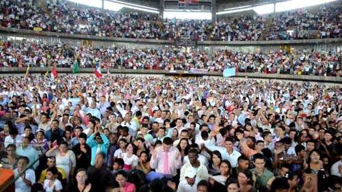 Una fotografía de una inmensa multitud de oyentes religiosos con comezón de oír predicaciones pentecostales extáticas sobre milagros y sanidades, Pare de Sufrir, prosperidad, superación personal, lenguas angelicales, ete.