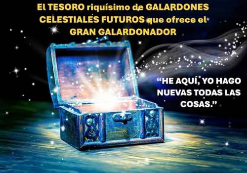 En esta pintura artística, un gran baúl abierto descansa sobre un suelo de colores azul, rosado y gris contra un trasfondo abstract estrellado del espacio, rodeado el baúl con palabras de letra oro y blanco que realzan el tema Tesoro riquísimo de galardones celestiales futuros.