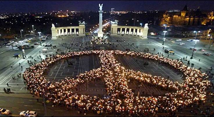 La señal de la Paz compuesta de seres humanos en una gran plaza