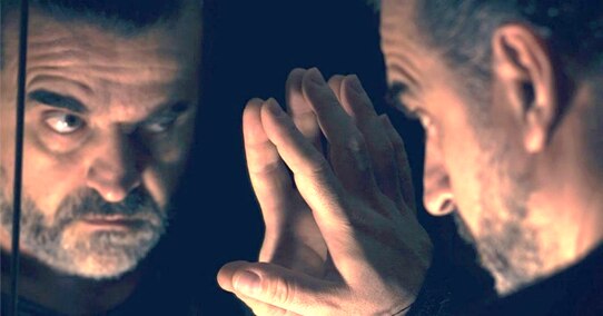 Un hombre contempla con enojo su propia cara en un espejo es ilustración para el tema Haciendo guerra contra tu propio ser