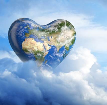 El planeta Tierra en la forma de un corazón sobre nubes blancas proyecta la enseñanza Porque de tal manera amó dios al mundo